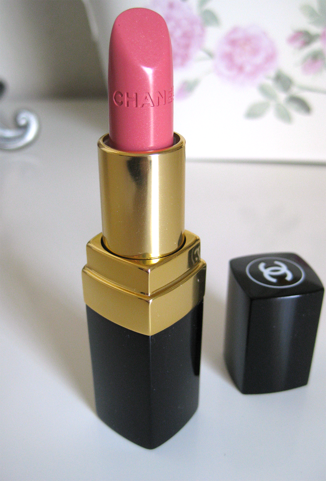 Makeup Maison Chanel Rouge Coco lipstick in Liaison