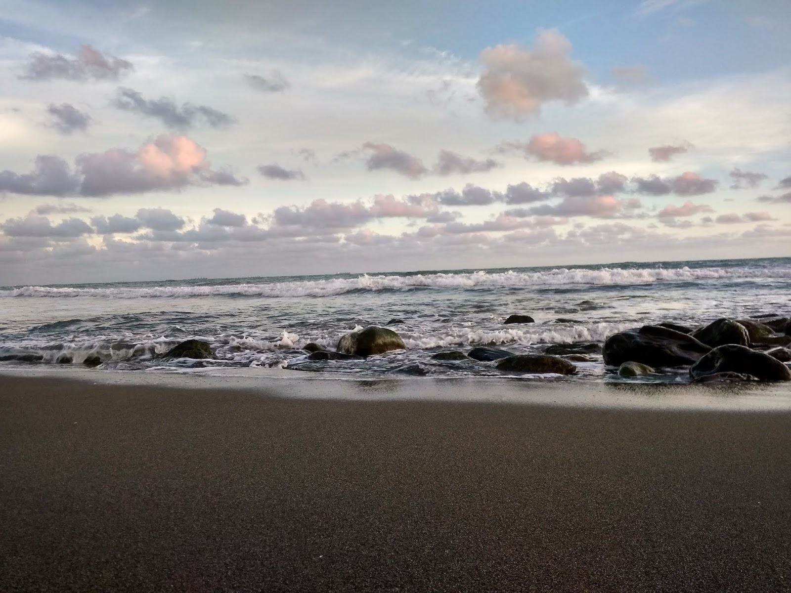 Panorama Pantai Batee Puteh Di Aceh Barat - Traveling Murah