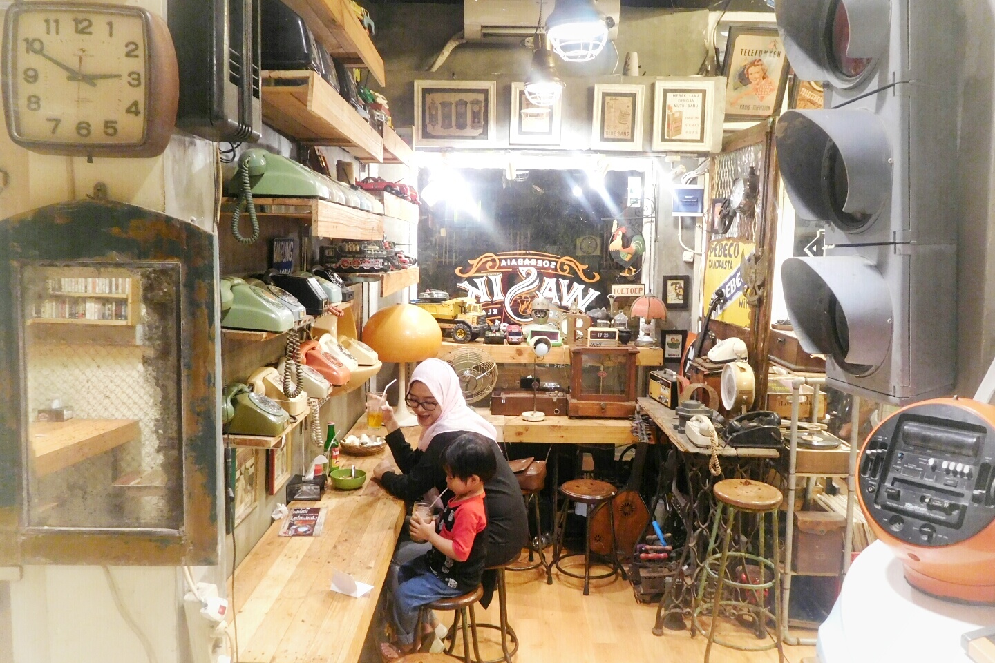 Warung Klasik Wasik Surabaya Menikmati Nasi Bali Dan Rujak Kuah Pindang Di Antara Barang Jadul