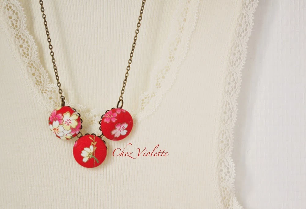 collier en tissu japonais rouge motif floral - Red necklace made from Japanese fabric Floral pattern