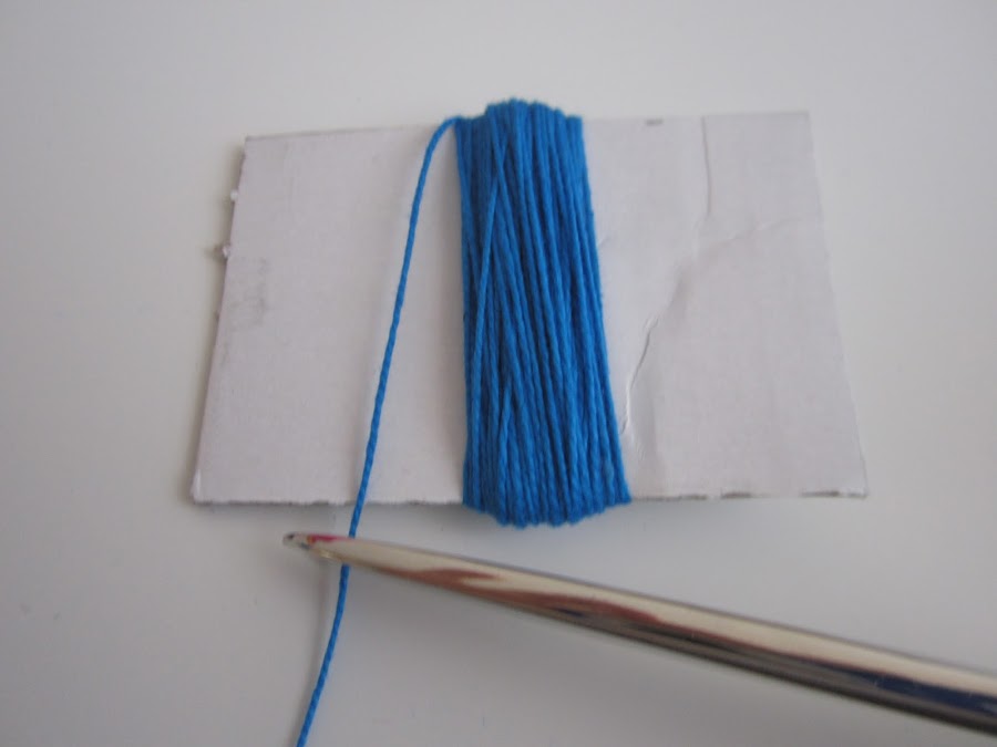 mis nancys, mis peques y yo, tutorial DIY borlas colores cortar hilo