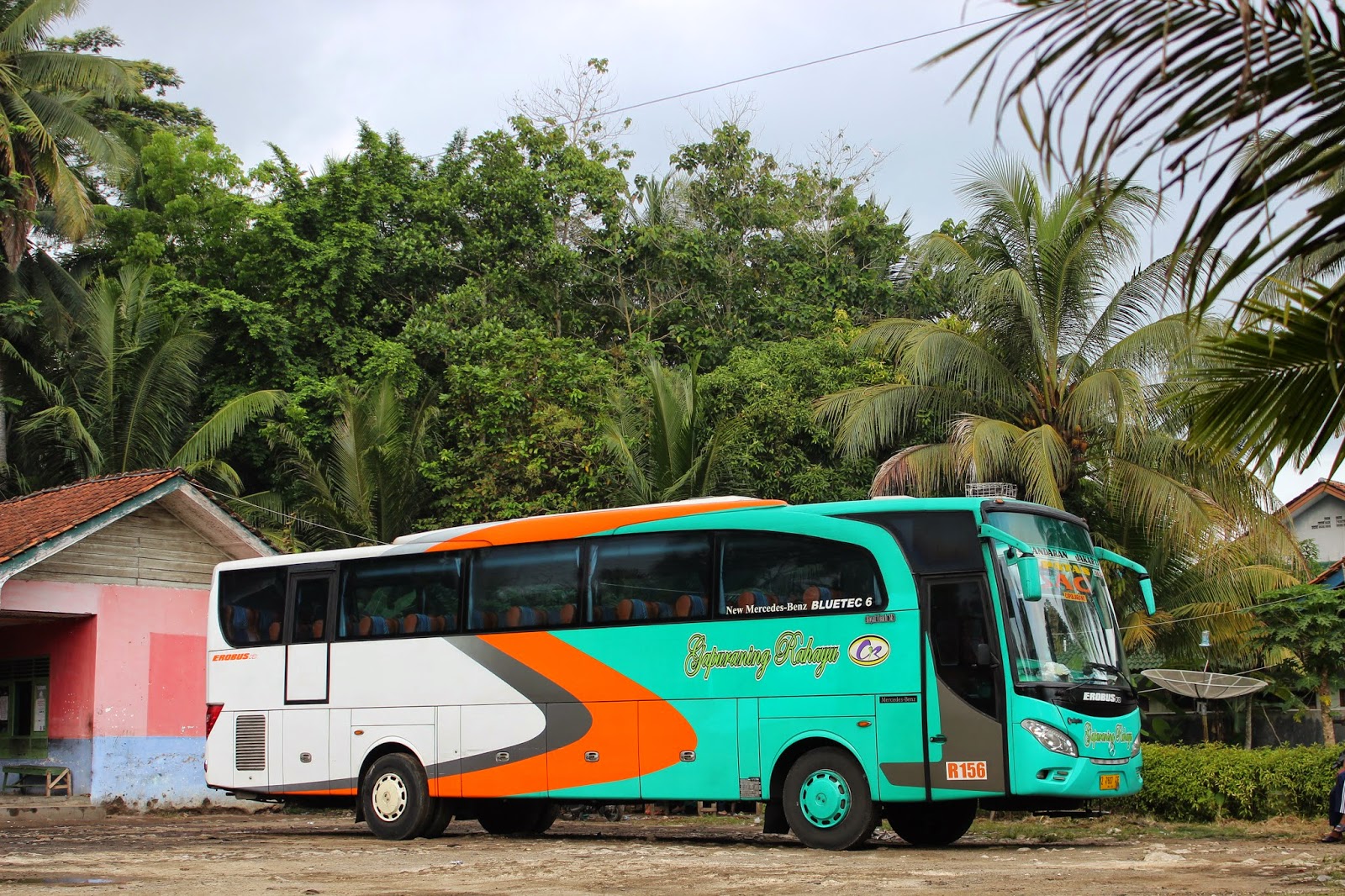 Gapuraning Rahayu: Mengarungi Jejak Wisata Jawa Barat dengan Armada Mewah dan Layanan Prima
