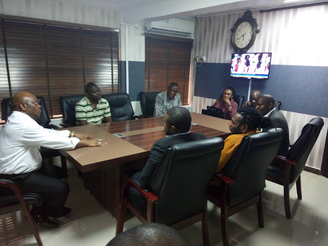 Photos of Burnaboy with police commissioner after he submitted himself to police ?esterday