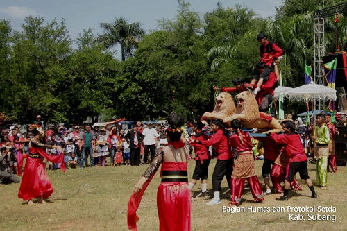 Gempung Tarung Sisingaan Berlangsung Meriah Gempung Tarung Sisingaan Berlangsung Meriah
