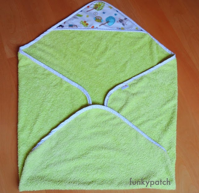 capa de baño para bebé personalizada con tela patchwork handmade por funkypatch