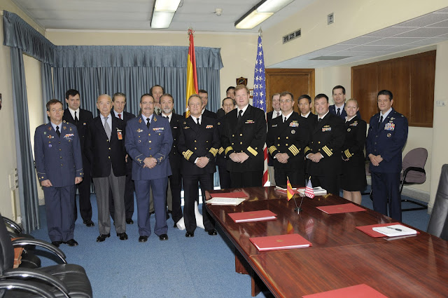 El Comité Director Hispano-Norteamericano firma los acuerdos para el despliegue de 4 destructores en Rota.