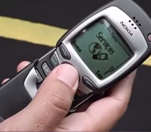 Rubens Barrichello foi o garoto propaganda do Nokia 7160, com grandes tecnologias para aquela época.