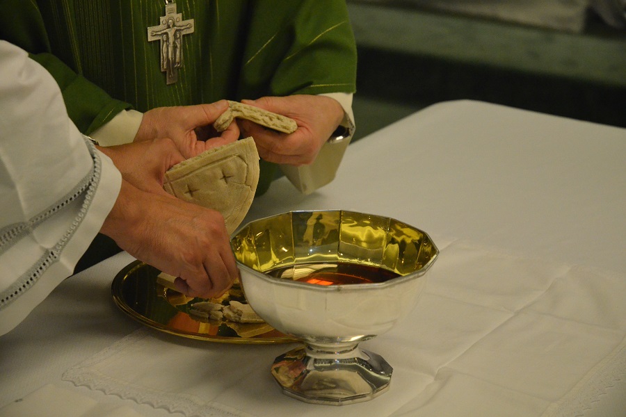 Eucaristía en el Camino Neocatecumenal El Cardenal Ezzati preside una Eucaristía a una