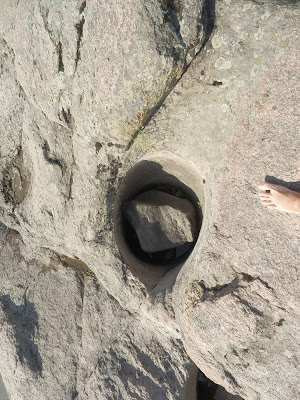 камень, брошенный в колодец, вырезанный в гранитной скале Южного Буга