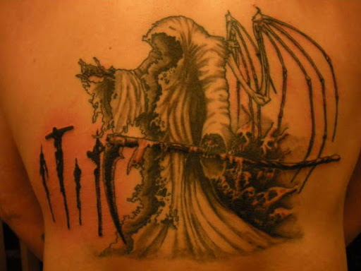 Outro Grim Reaper tatuagem de ter asas. As asas parecem ter apenas ossos de esquerda, assim como o resto do ceifador do corpo. O reaper é também representada como o rosto e a sombra dos mortos, silenciosamente, a seguir a ele.