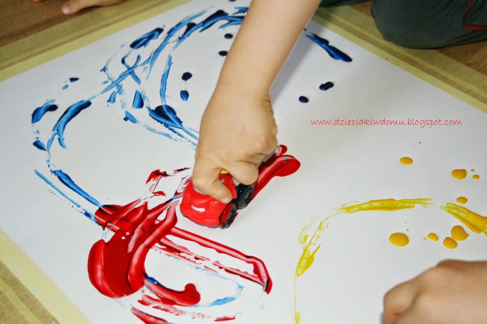 malowanie samochodzikami - kreatywna zabawa dla dzieci