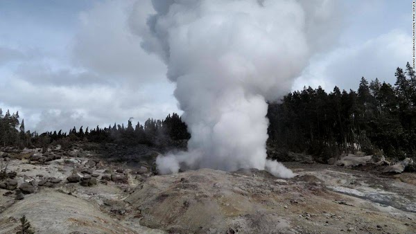 URGENTE: el geiser mas grande de yellowstone entra en erupción. URGENTE: el geiser mas grande de yellowstone entra en erupción.