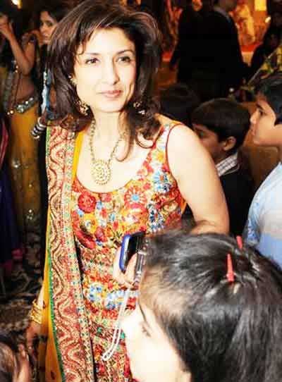 Shahrukh Khan with family at Shweta and Rustam's Wedding