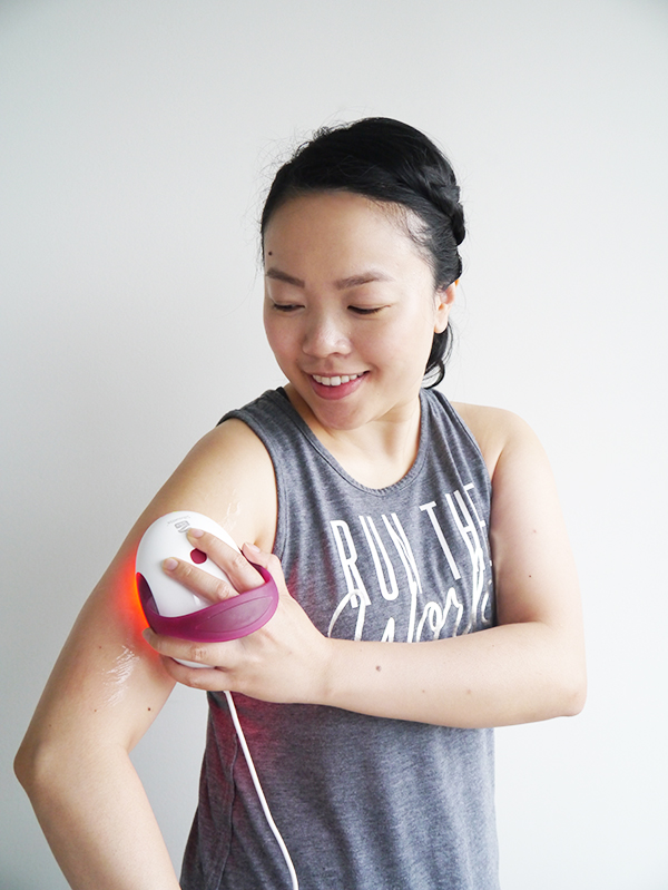 Vancouver beauty and lifestyle blogger Solo Lisa uses the Silk'n Silhouette Body Contouring & Cellulite Reduction Device on her upper arm.