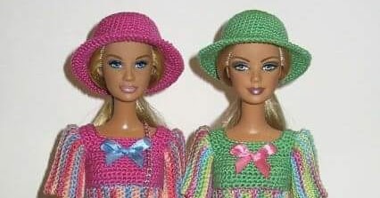 Achei estes vestidos lindos de bonecas no Facebook عالم الكروشية
