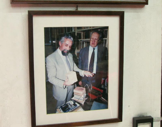 foto de um senhor mostrando alguns livros para o ex-presidente de Portugal Mário Soares