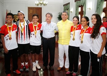 Campeones de tennis presentaron sus triunfos al gobernador Edgar Díaz Contreras « Gobernación NdeS ☼ CúcutaNOTICIAS