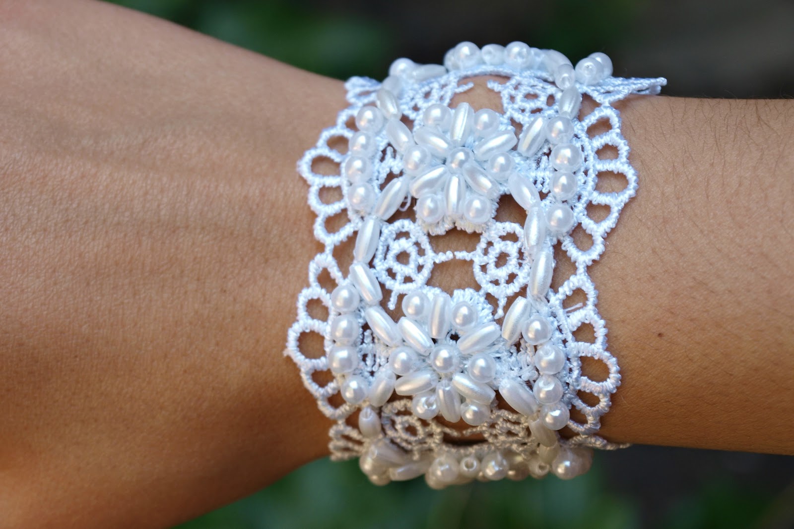 elemental-carbon-beaded-lace-bracelet-diy