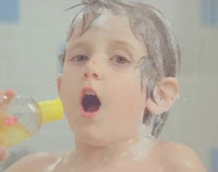 Crianças cantam o famoso jingle do Johnson's Shampoo em 2011.