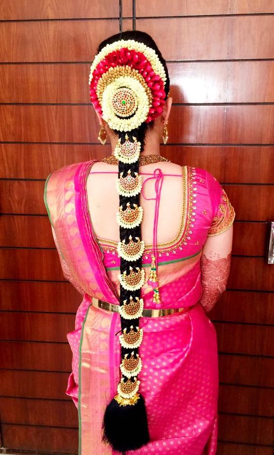 Look at your traditional best on your wedding day with our premium bridal  makeover services! @inshore_black looks super elegant and beautiful as a  traditional Hindu bride in our wedding makeup look! Bride :
