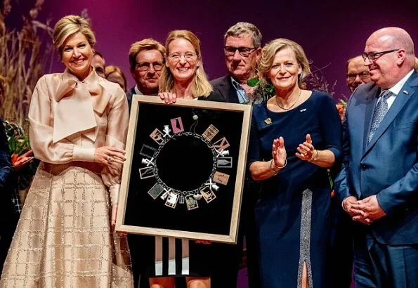 Princess Beatrix also attended the award ceremony. Prince Bernhard Culture Fund Prize to Dutch Mill Association