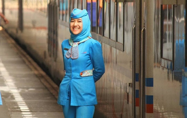 Pramugari Kereta Api Berhijab Kereta Api Mania