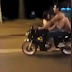 Enquanto pilotava motocicleta casal é flagrado praticando sexo; veja o vídeo