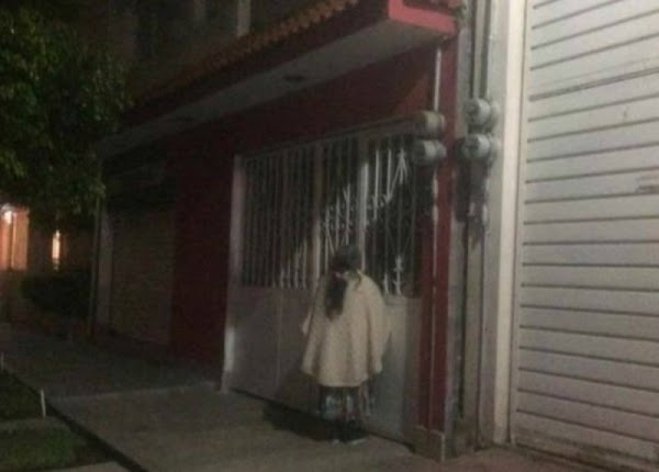 Castiga a su "abuelita" y la deja afuera durante toda la noche en Ecatepec. Castiga a su "abuelita" y la deja afuera durante toda la noche en Ecatepec.