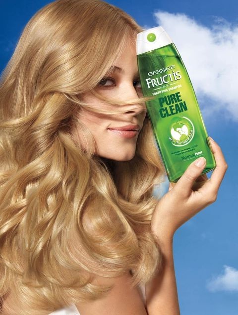 Рекламирует шампунь. Garnier Fructis реклама. Реклама шампуня. Реклама шампуня для волос. Девушка для рекламы шампуня.