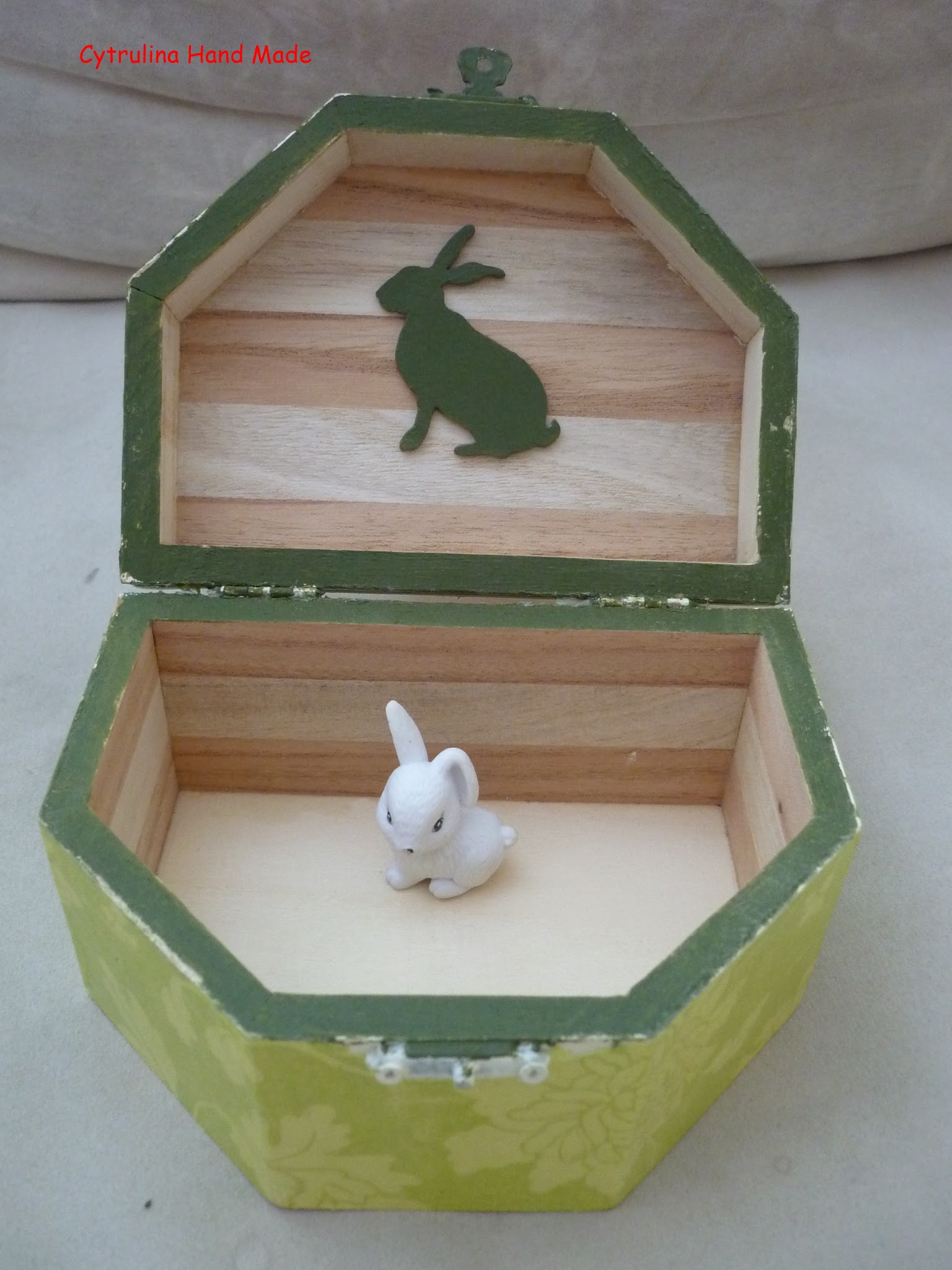 P1130816 - Zielona skrzyneczka i zakładka decu - komplet z króliczkiem