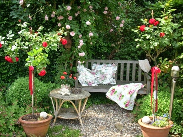 Relax in the seating area in the garden!