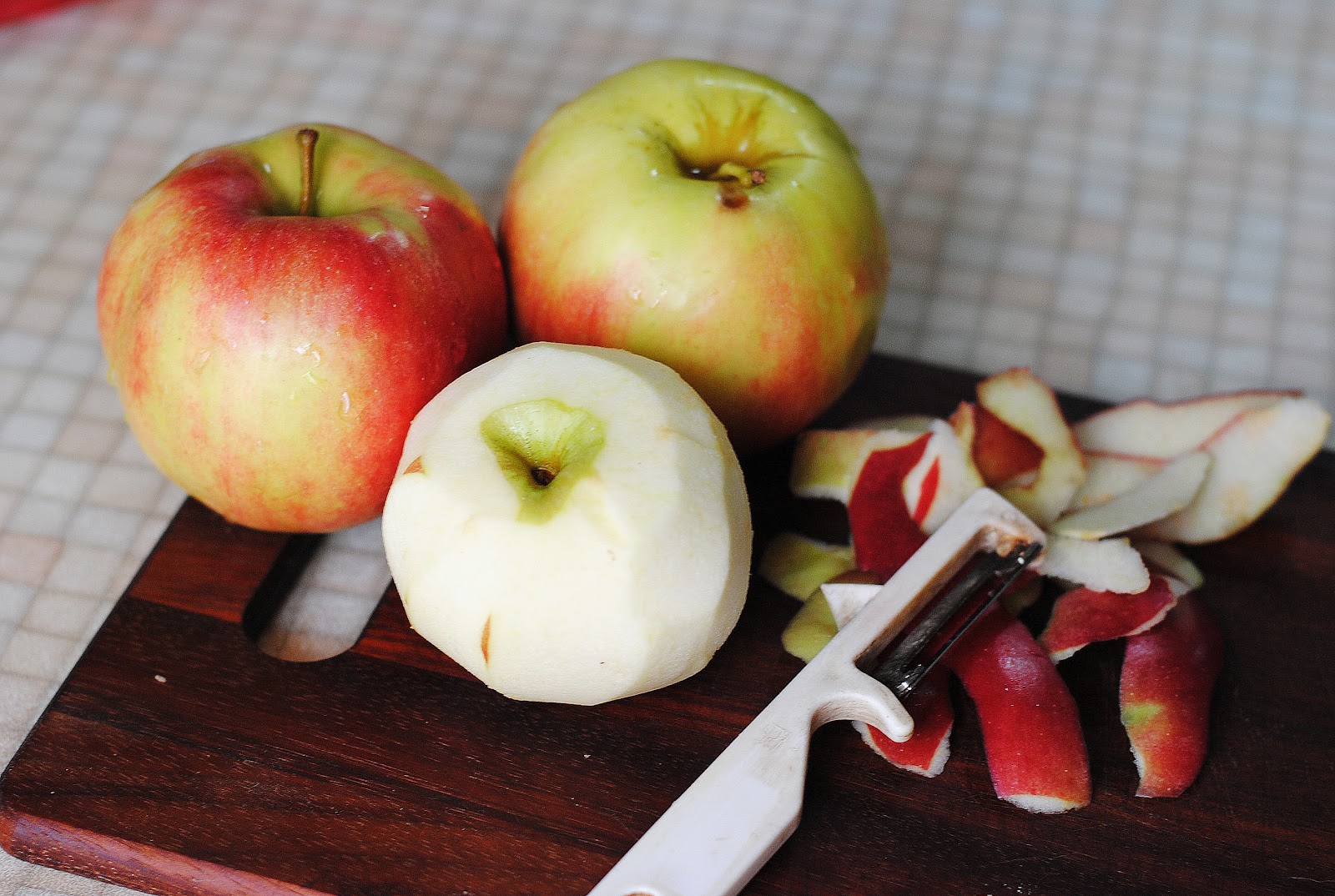 Яблоки разложили по 3 кг. Яблоки и мука. Сливочное яблоко в домашних условиях.