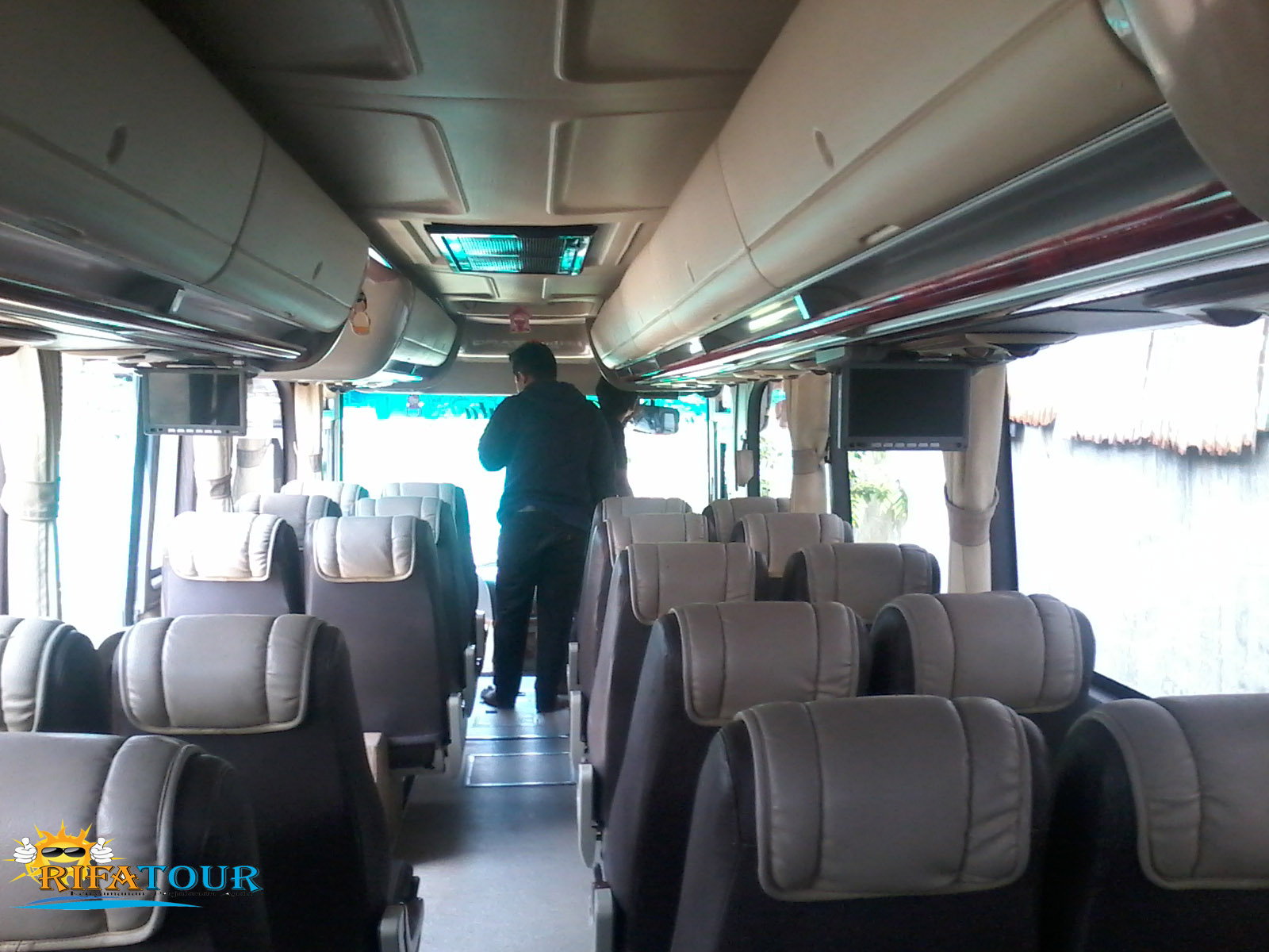 Kerub Pariwisata: Menggali Kenyamanan dan Kemewahan dalam Medium Bus Interior
