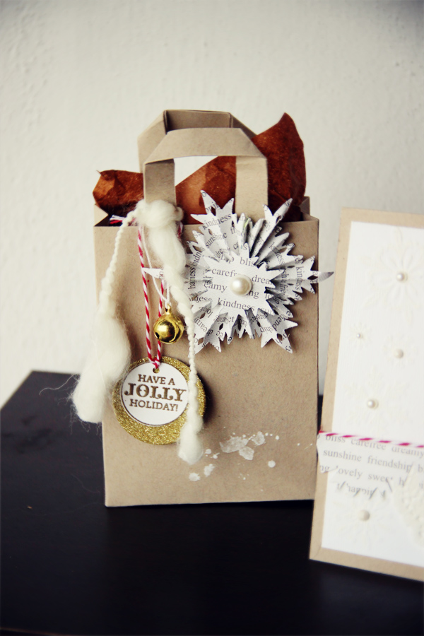 Crafting ideas from Sizzix UK Holly Jolly Christmas Gift Bag & Card
