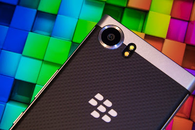 BlackBerry tiene buenas noticias: Qualcomm le pagará US$815 millones BlackBerry ganó un litigio con Qualcomm por derechos y regalías, una batalla legal que comenzó en 2016. Ésta también es una buena noticia para Apple. La gigante tecnológica canadiense anunció el miércoles la victoria legal sobre Qualcomm, por lo que la fabricante de procesadores deberá pagar US$815 millones por derechos y regalías de contratos entre ambas compañías. La batalla legal entre BlackBerry y Qualcomm comenzó en 2016 por no poderse poner de acuerdo en si los pagos de regalías de BlackBerry a Qualcomm debían incluirse en los pagos de licencias. Qualcomm tiene varias licencias de tecnología y servicios patentados y