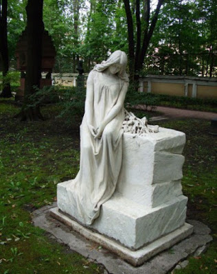 Красивые надгробья и грустные стихи...