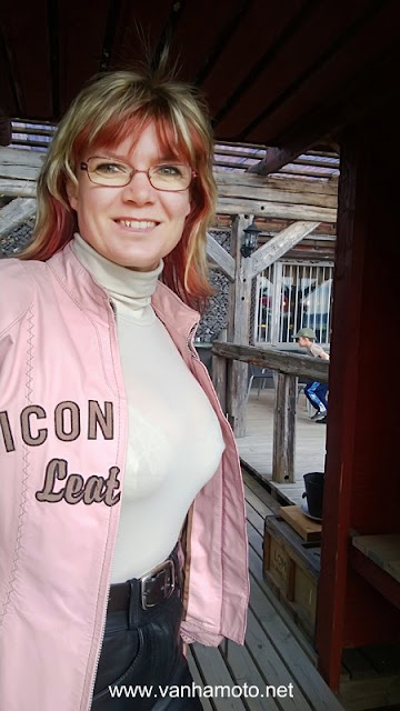 Viivi, pink leather jacket, big breasts, Kirnu ja Maitolaituri, vaaleanpunainen nahkatakki, isot rinnat