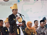Presiden Joko Widodo (Jokowi) Membagikan Kartu Indonesia Pintar (KIP) Kepada 395 Siswa Berbagai Jenjang Di Kabupaten Tanah Bumbu