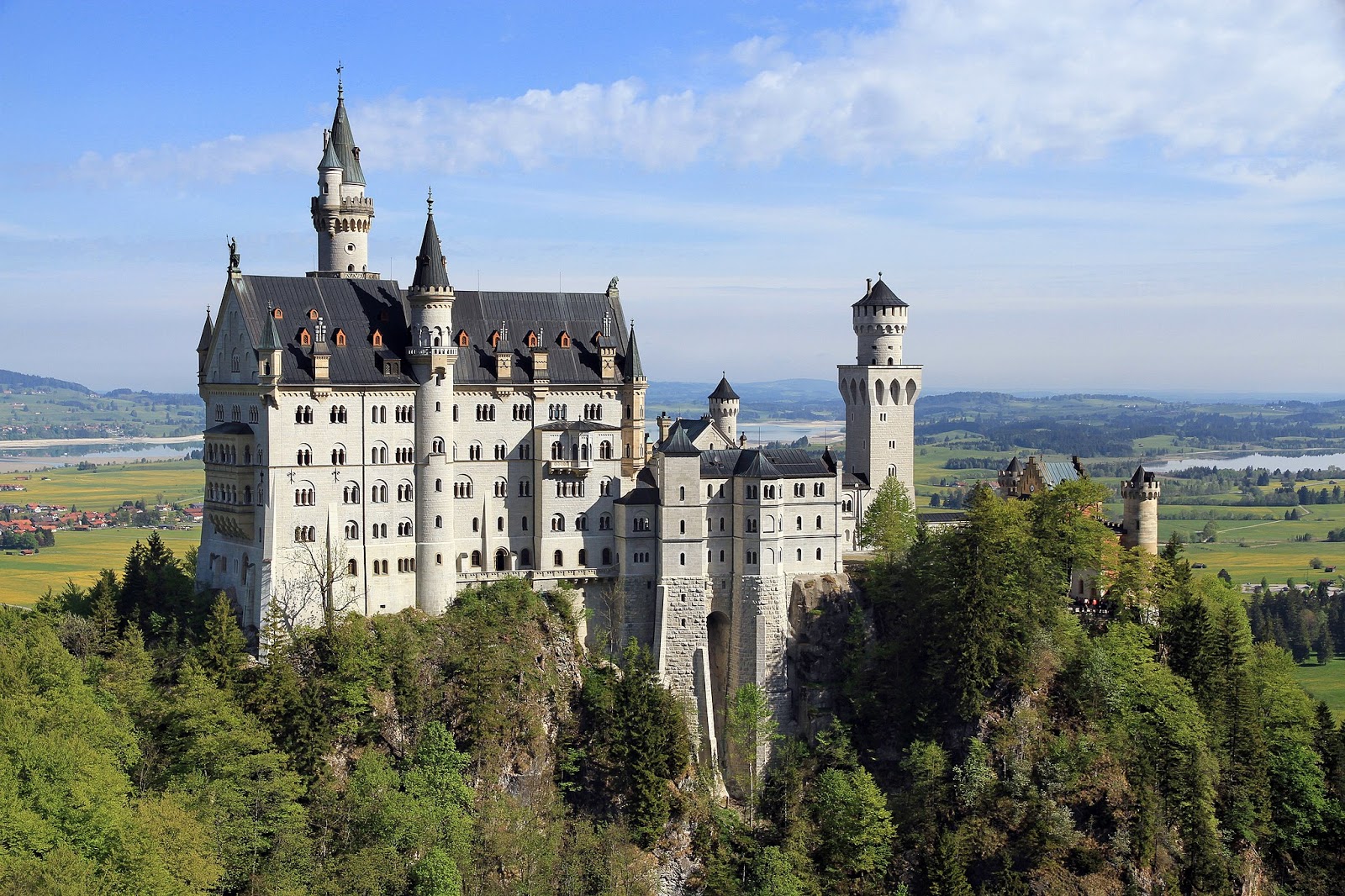 King Ludwig II's fairy-tale Neuschwanstein Castle in Bavaria. Photo © Ximonic, Simo Räsänen & Tauno Räsänen. CC BY-SA 3.0