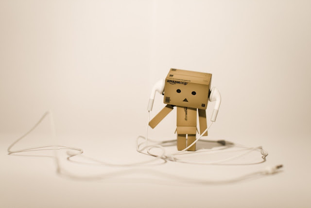 Hình ảnh người gỗ Danbo cô đơn lẻ loi tuyệt vọng