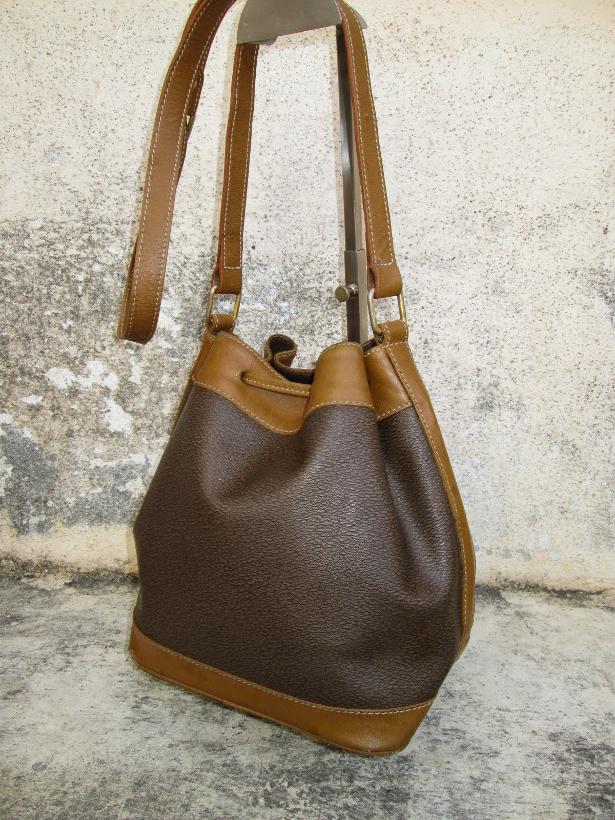 d0rayakEEbaG: Authentic LANCEL Paris Leather Bucket Shoulder Bag(SOLD)