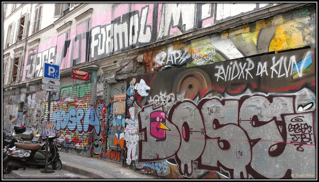 Mur de tags graffitis collages Montmartre Paris