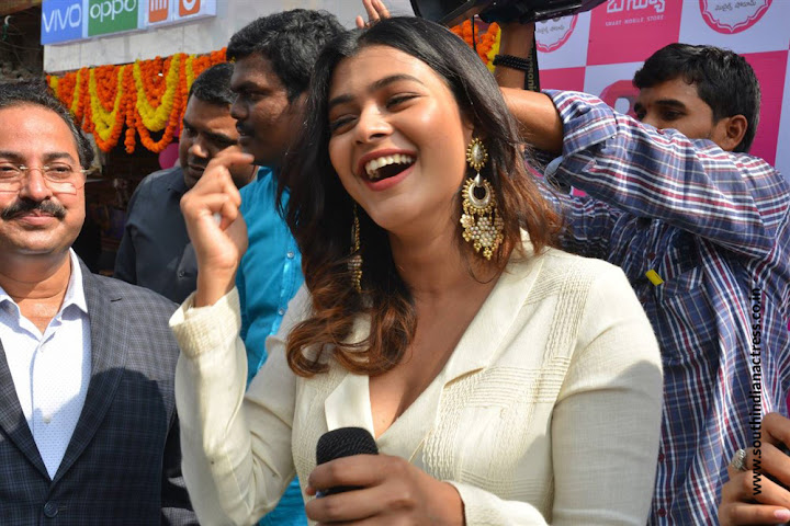 Hebah Patel launches B New Mobile Store at Tenali