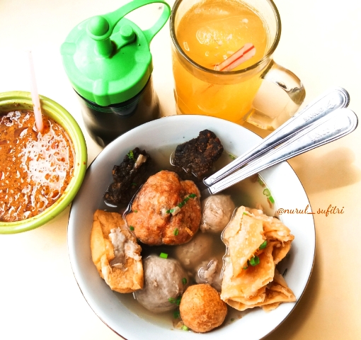 nikmatnya makan bakso president di tepi rel kereta api nurul sufitri blogger traveling culinary