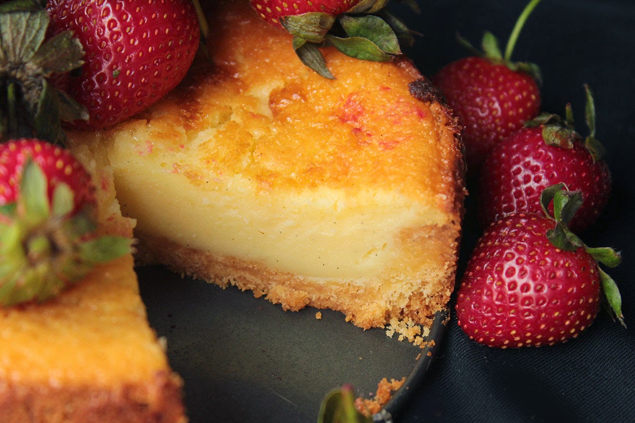 Keyfiyetle Çilek Soslu Vanilyalı Cheesecake
