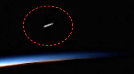 Nuevo OVNI filmado fuera de la Estación Espacial Internacional antes de que lentamente desaparezca