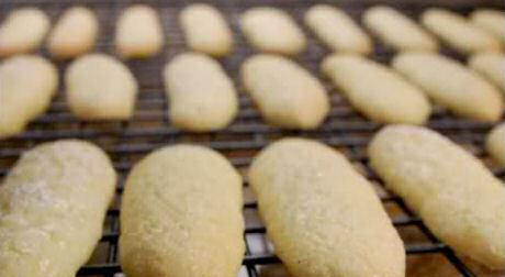 Supersnel lekkere lange vingers maken volgens dit makkelijk recept met suiker, zelfrijzende bloem, eieren en poedersuiker