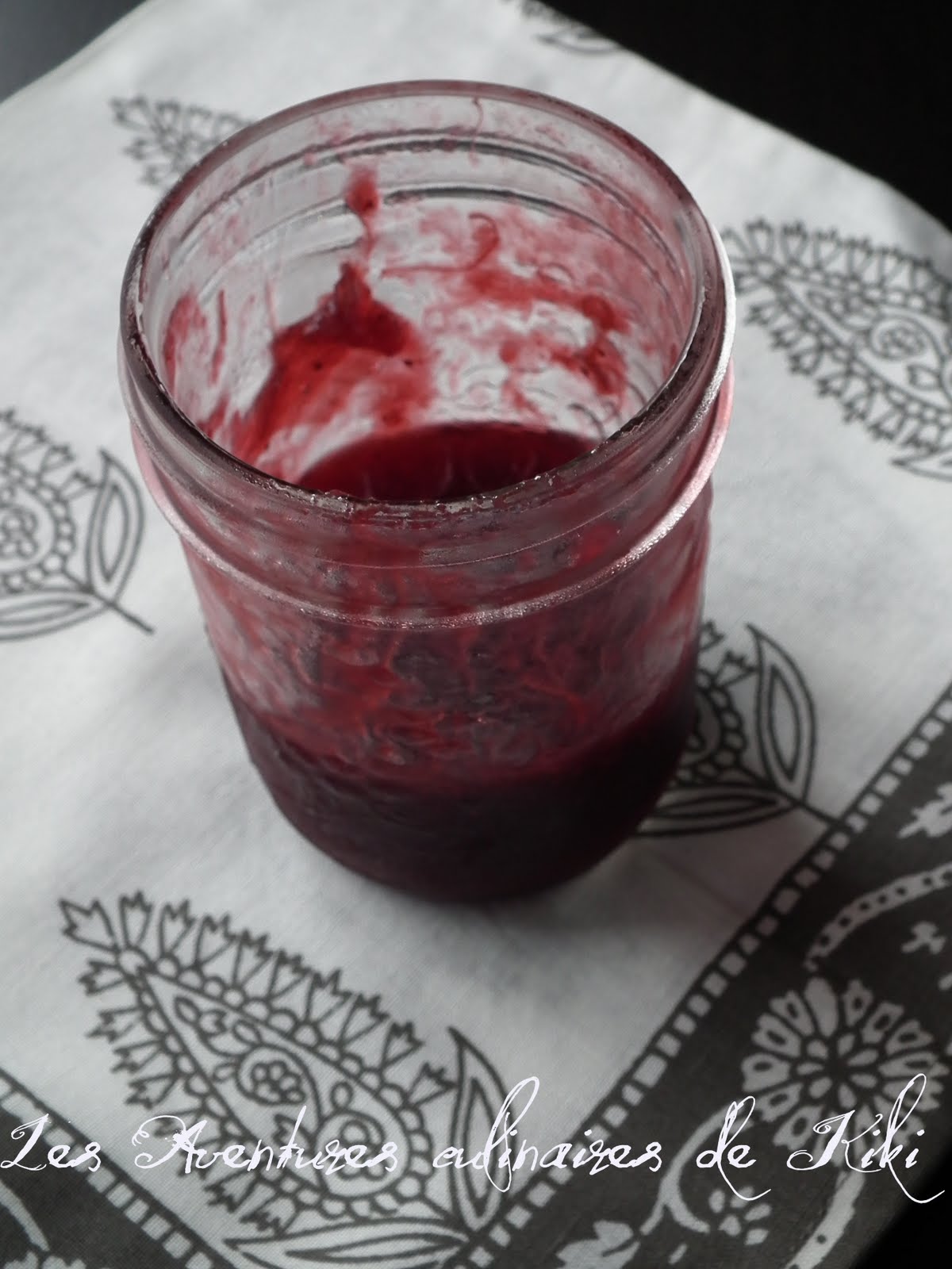 Faits avec amour /Les Aventures culinaires de Kiki Confiture de fraises, rhubarbe et cerises