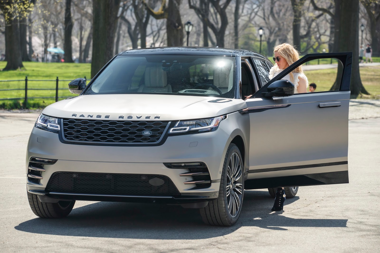 Sized range. Range rover velar. тест драйв нового рендж ровера 2025. ленд ровер велар на кипре. range rover with family.