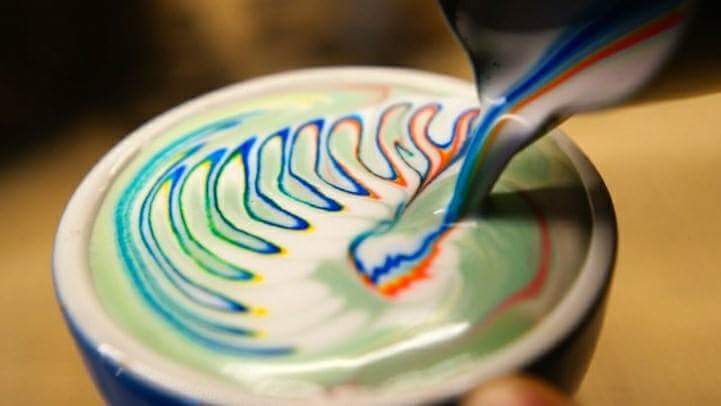 LATTE COFFEE WARNA WARNI DAN KESENIANNYA YANG UNIK AZLAN RUMADI